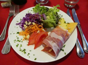 Tropischer Salat und Bayonne Schinken