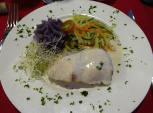 Mahi Mai mit Gemüse, lila Süßkartoffel-Pürree und Vanillesauce
