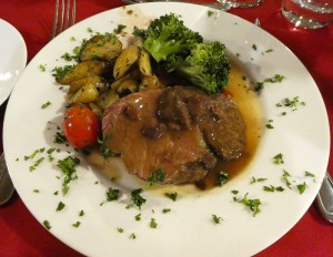 Rinderbraten mit Pilzsauce und Brokkoli