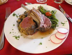Lammkotelett mit grünen Bohnen, Pilzen und Pfeffersauce