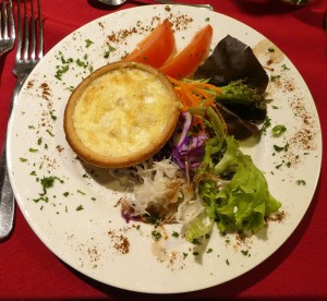 Exotischer Salat mit Ziegenkäse und Honig