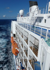 Blick auf die Seite des Schiffs