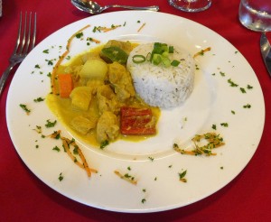 Hühnchen-Curry mit Reis und Gemüse
