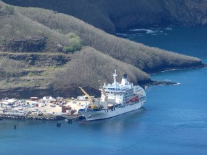 Aranui 5 in der Bucht von Taiohae