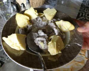 Ziege in Kokosmilch mit Brotfrucht