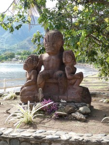 Tikis am Ufer