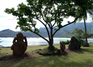 Tikis am Ufer