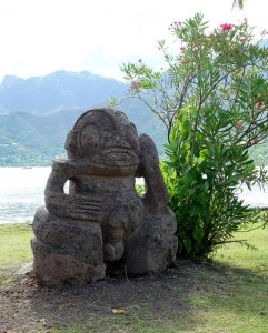 Tikis am Ufer
