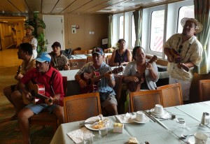 Begrüßung mit Tiare-Blüte und Musik