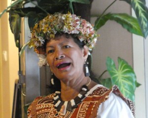 Begrüßung mit Tiare-Blüte und Musik