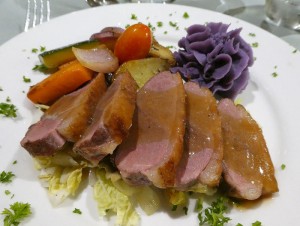 Entenbrust in Honigsauce mit Gemüse und Süßkartoffelbrei