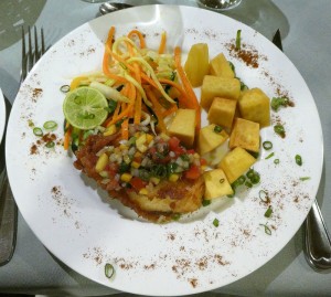 Panierter Fisch mit Sauce Vierge, Gemüsejulienne und frittierter Brotfrucht