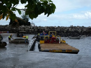 Fracht- und Passagierbarge am Pier