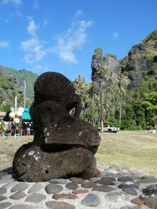 schwangerer Tiki mit Jungfrauenfelsen