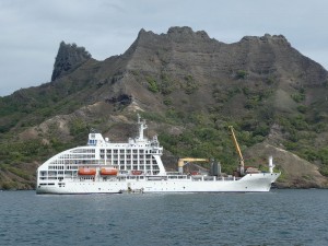 Aranui 5 in der Bucht von Puamau