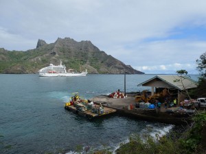 Aranui 5 in der Bucht von Puamau