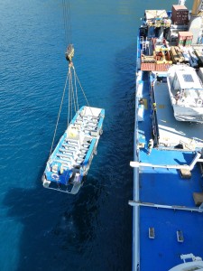 Entladen der Passagierbarge