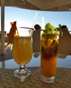 ein Marquisas und ein Mojito mit frischen Erdbeeren