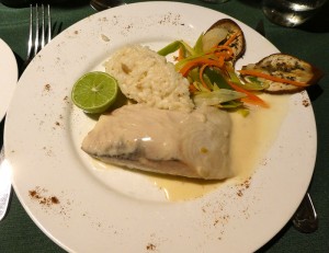Wahoo Fisch mit weißer Buttersauce, Gemüse und Pilzrisotto