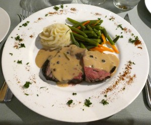 Entrecôte mit grüner Pfeffersauce, Kartoffelbrei und Gemüse