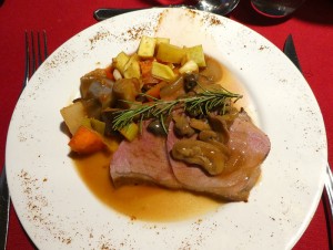Lammbraten mit Pilzsauce, frittierter Brotfrucht und Gemüse