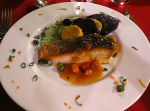 gebratener Lachs mit dreierlei Süßkartoffeln, Kochbanane, Erbsenpürree und Gemüse