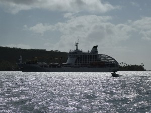 Aranui 5 im Gegenlicht