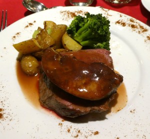 Rinderbraten mit Sauce Bordelaise, Brokkoli und Kartoffeln sowie Foie Gras