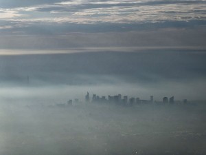 Paris im Nebel, ganz links der Eiffelturm