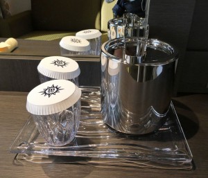 Eiskübel und Gläser