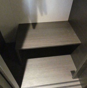 Ablage im Hängeschrank