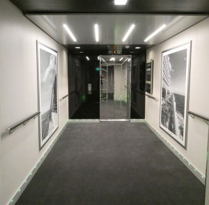 Zugang zum Panorama-Aufzug im Kabinengang