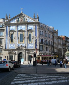 Kirche mit Straßenbahn