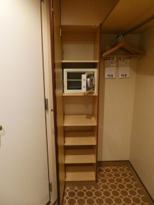Schrank mit Ablagen und Tresor