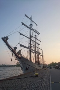 Abendstimmung am Tiessenkai - Segler Artemis