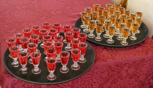 Cranberry-Likör und Honig-Pfeffer-Vodka