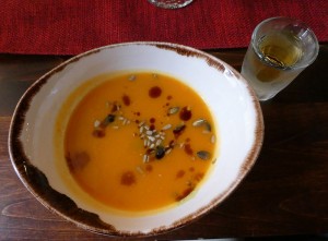 Kürbis-Pastinaken-Suppe und Honig-Pfeffer-Vodka
