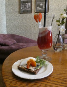 Erdbeer-Kefir-Kama-Shake und Schwarzbrot mit Sprotten
