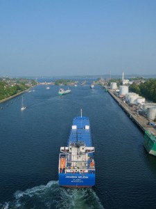 Blick von der Hochbrücke zur Schleuse Holtenau
