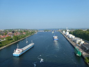 Blick von der Hochbrücke zur Schleuse Holtenau