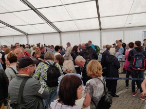 langes Warten im heißen Zelt
