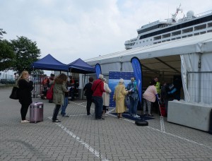 Koffer abgeben und ab ins Zelt