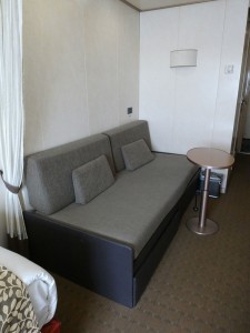Sofa mit Tisch
