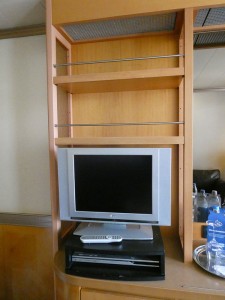 Fernseher und Ablagen