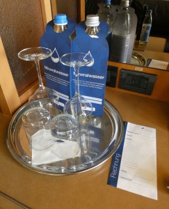 Wasser und Gläser