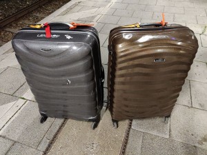 Unsere Koffer am Bahnsteig