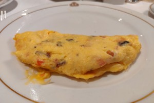 Omelett mit Lachs, Tomate, Pilzen und Käse