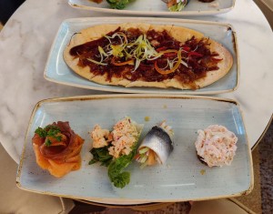 Flatbread und Fischplatte