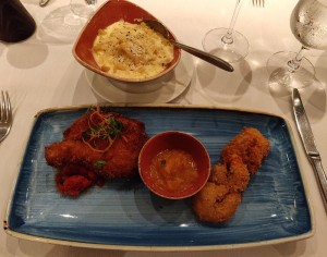 Buttermilk Southern Fried Chicken und Coconut Crusted Shrimp mit Mac & Cheese