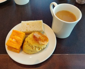 Sandwiches und Scones zum Tee